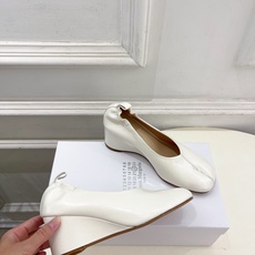 Maison Margiela· 马吉拉26𝐬𝐬 2026春夏新品MM6 复古分趾坡跟单鞋 凉鞋 ———————— M Maison Margiela· 马吉拉26𝐬𝐬 2026春夏新品MM6 复古分趾坡跟单鞋 凉鞋 ———————— M