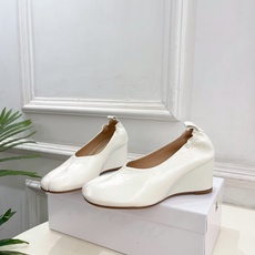 Maison Margiela· 马吉拉26𝐬𝐬 2026春夏新品MM6 复古分趾坡跟单鞋 凉鞋 ———————— M Maison Margiela· 马吉拉26𝐬𝐬 2026春夏新品MM6 复古分趾坡跟单鞋 凉鞋 ———————— M