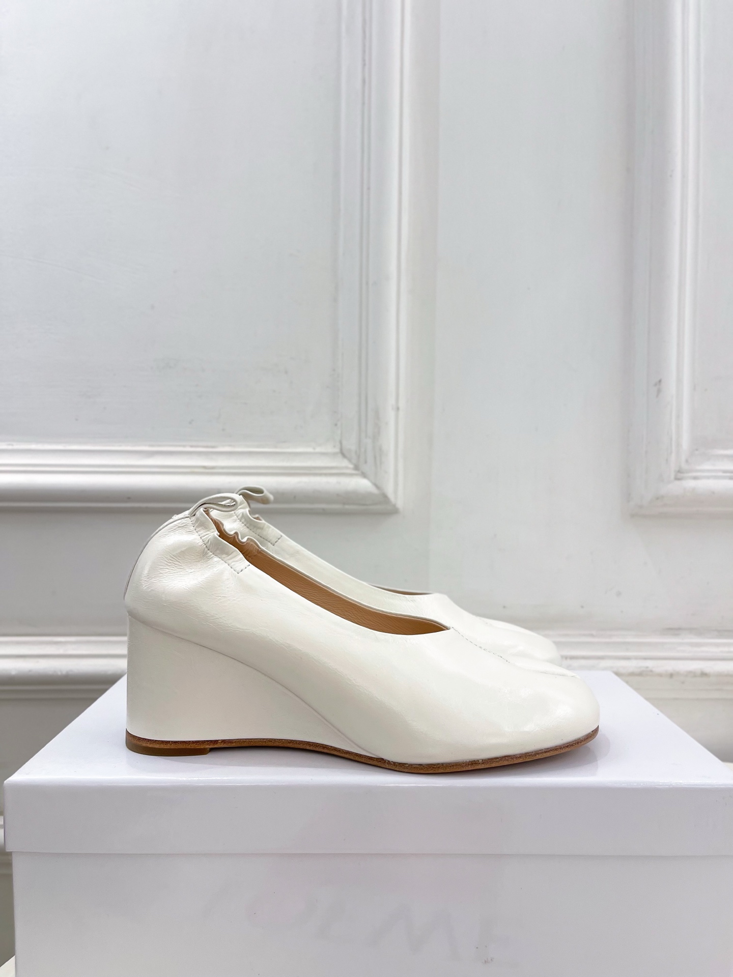 Maison Margiela· 马吉拉26𝐬𝐬 2026春夏新品MM6 复古分趾坡跟单鞋 凉鞋 ———————— M Maison Margiela· 马吉拉26𝐬𝐬 2026春夏新品MM6 复古分趾坡跟单鞋 凉鞋 ———————— M