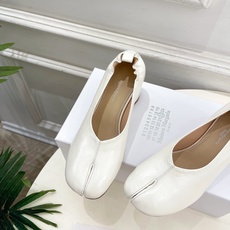 Maison Margiela· 马吉拉26𝐬𝐬 2026春夏新品MM6 复古分趾坡跟单鞋 凉鞋 ———————— M Maison Margiela· 马吉拉26𝐬𝐬 2026春夏新品MM6 复古分趾坡跟单鞋 凉鞋 ———————— M