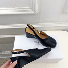 Maison Margiela· 马吉拉26𝐬𝐬 2026春夏新品MM6 复古分趾坡跟单鞋 凉鞋 ———————— M Maison Margiela· 马吉拉26𝐬𝐬 2026春夏新品MM6 复古分趾坡跟单鞋 凉鞋 ———————— M