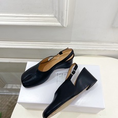 Maison Margiela· 马吉拉26𝐬𝐬 2026春夏新品MM6 复古分趾坡跟单鞋 凉鞋 ———————— M Maison Margiela· 马吉拉26𝐬𝐬 2026春夏新品MM6 复古分趾坡跟单鞋 凉鞋 ———————— M