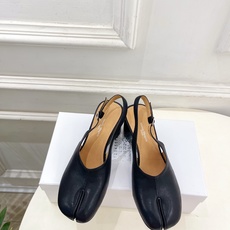 Maison Margiela· 马吉拉26𝐬𝐬 2026春夏新品MM6 复古分趾坡跟单鞋 凉鞋 ———————— M Maison Margiela· 马吉拉26𝐬𝐬 2026春夏新品MM6 复古分趾坡跟单鞋 凉鞋 ———————— M
