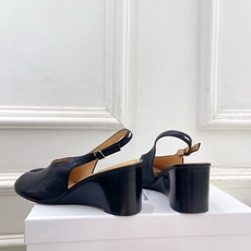 Maison Margiela· 马吉拉26𝐬𝐬 2026春夏新品MM6 复古分趾坡跟单鞋 凉鞋 ———————— M Maison Margiela· 马吉拉26𝐬𝐬 2026春夏新品MM6 复古分趾坡跟单鞋 凉鞋 ———————— M