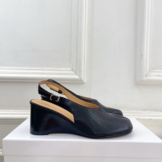 Maison Margiela· 马吉拉26𝐬𝐬 2026春夏新品MM6 复古分趾坡跟单鞋 凉鞋 ———————— M Maison Margiela· 马吉拉26𝐬𝐬 2026春夏新品MM6 复古分趾坡跟单鞋 凉鞋 ———————— M
