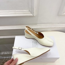 Maison Margiela· 马吉拉26𝐬𝐬 2026春夏新品MM6 复古分趾坡跟单鞋 凉鞋 ———————— M Maison Margiela· 马吉拉26𝐬𝐬 2026春夏新品MM6 复古分趾坡跟单鞋 凉鞋 ———————— M