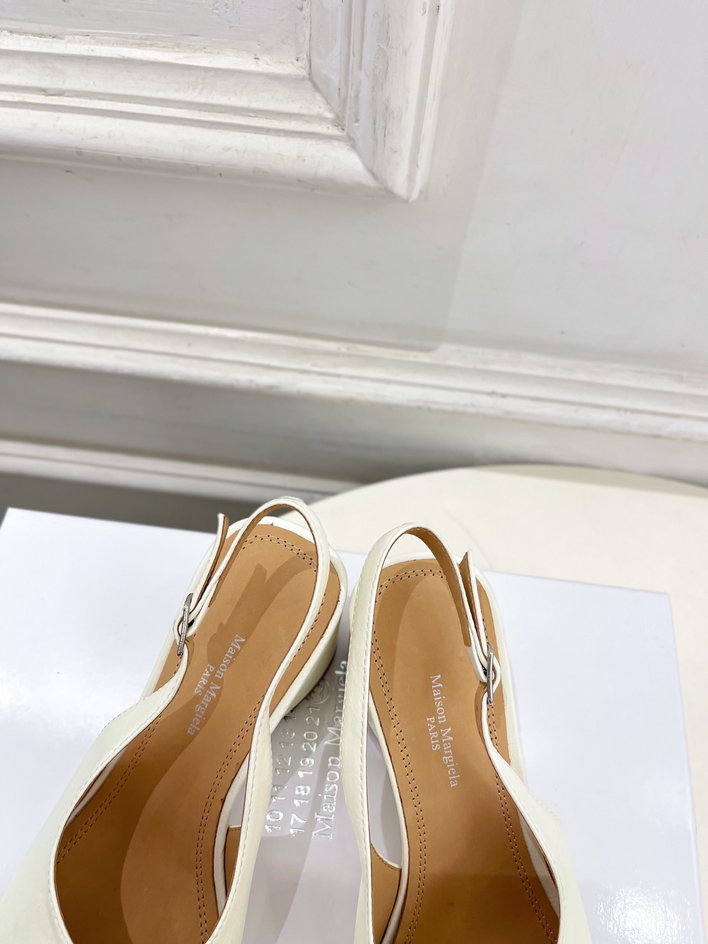 Maison Margiela· 马吉拉26𝐬𝐬 2026春夏新品MM6 复古分趾坡跟单鞋 凉鞋 ———————— M Maison Margiela· 马吉拉26𝐬𝐬 2026春夏新品MM6 复古分趾坡跟单鞋 凉鞋 ———————— M