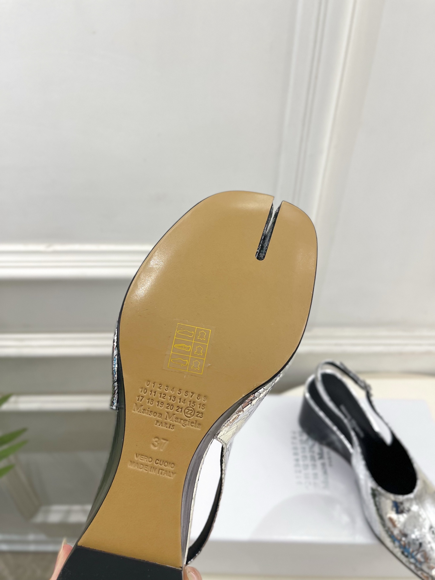 Maison Margiela· 马吉拉26𝐬𝐬  2026春夏新品MM6 复古分趾坡跟单鞋 凉鞋 ———————— M