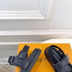 LV | 路易威登 26𝐬𝐬 🧡💚2026春夏新品 顶级版本‼️原版一致 专柜主打最新款 MARE系列LV字母扣 LV | 路易威登 26𝐬𝐬 🧡💚2026春夏新品 顶级版本‼️原版一致 专柜主打最新款 MARE系列LV字母扣