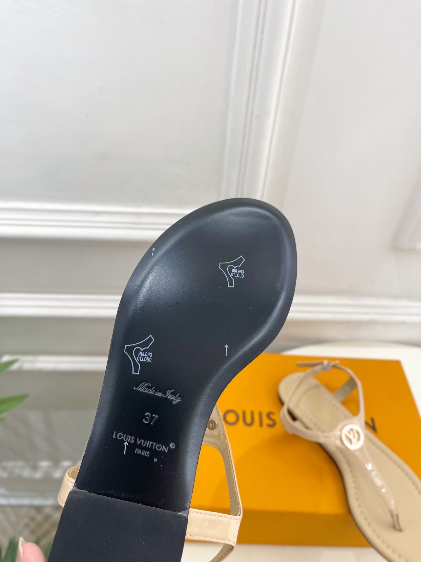 LV | 路易威登 26𝐬𝐬 🧡💚2026 春夏新款 顶级版本‼️原版一致 专柜主打最新款 经典LV 圆扣夹脚平底 LV | 路易威登 26𝐬𝐬 🧡💚2026 春夏新款 顶级版本‼️原版一致 专柜主打最新款 经典LV 圆扣夹脚平底