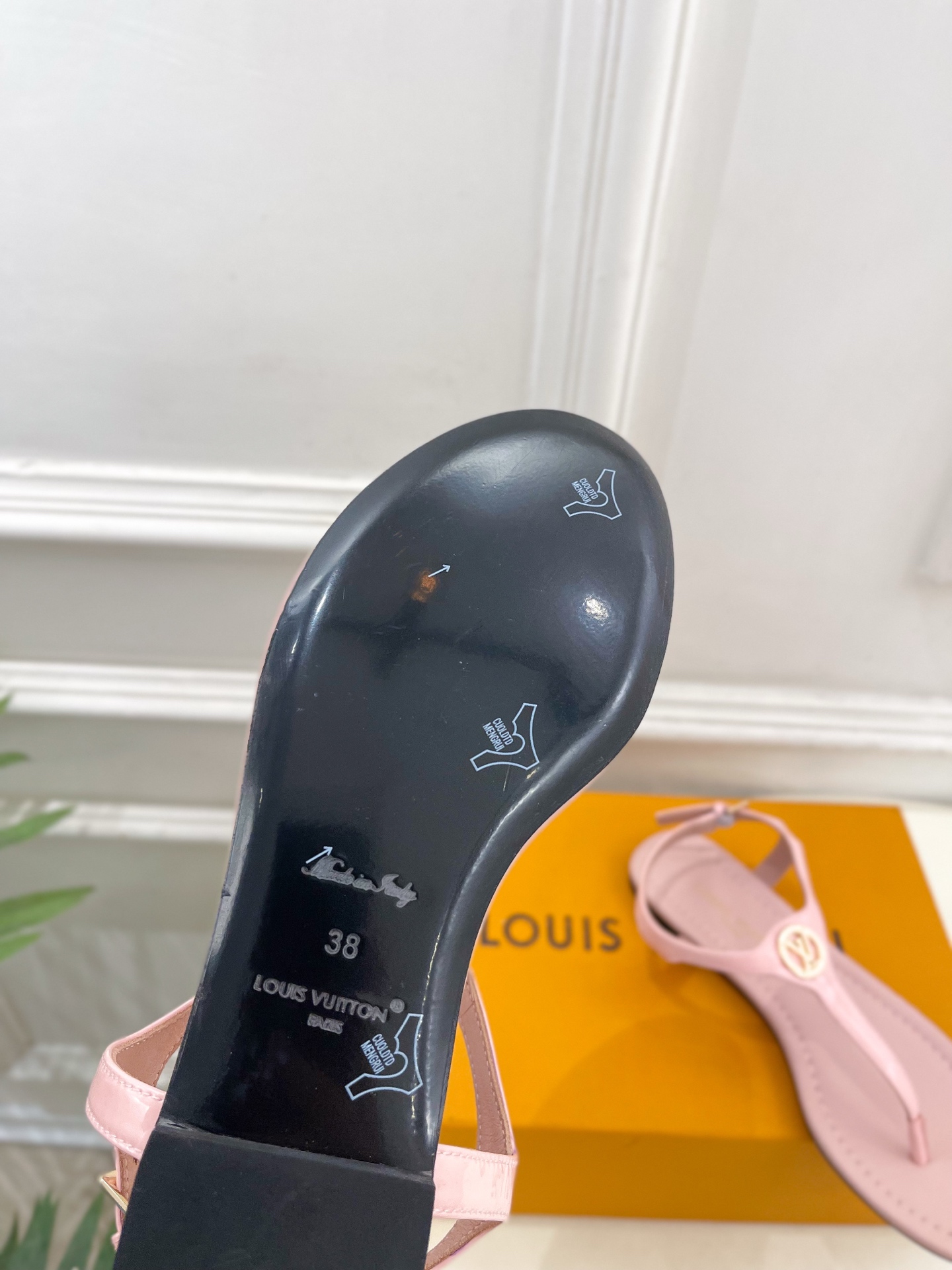 LV | 路易威登 26𝐬𝐬 🧡💚2026 春夏新款 顶级版本‼️原版一致 专柜主打最新款 经典LV 圆扣夹脚平底 LV | 路易威登 26𝐬𝐬 🧡💚2026 春夏新款 顶级版本‼️原版一致 专柜主打最新款 经典LV 圆扣夹脚平底