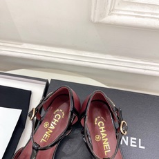𝐂𝐇𝐀𝐍𝐄𝐋 | 小香 26𝐬𝐬 🦋2026 春夏新品 专柜经典走秀款 小香双C拼色T字带中空平底凉鞋 系列上新 𝐂𝐇𝐀𝐍𝐄𝐋 | 小香 26𝐬𝐬 🦋2026 春夏新品 专柜经典走秀款 小香双C拼色T字带中空平底凉鞋 系列上新