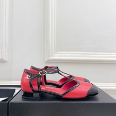 𝐂𝐇𝐀𝐍𝐄𝐋 | 小香 26𝐬𝐬 🦋2026 春夏新品 专柜经典走秀款 小香双C拼色T字带中空平底凉鞋 系列上新 𝐂𝐇𝐀𝐍𝐄𝐋 | 小香 26𝐬𝐬 🦋2026 春夏新品 专柜经典走秀款 小香双C拼色T字带中空平底凉鞋 系列上新
