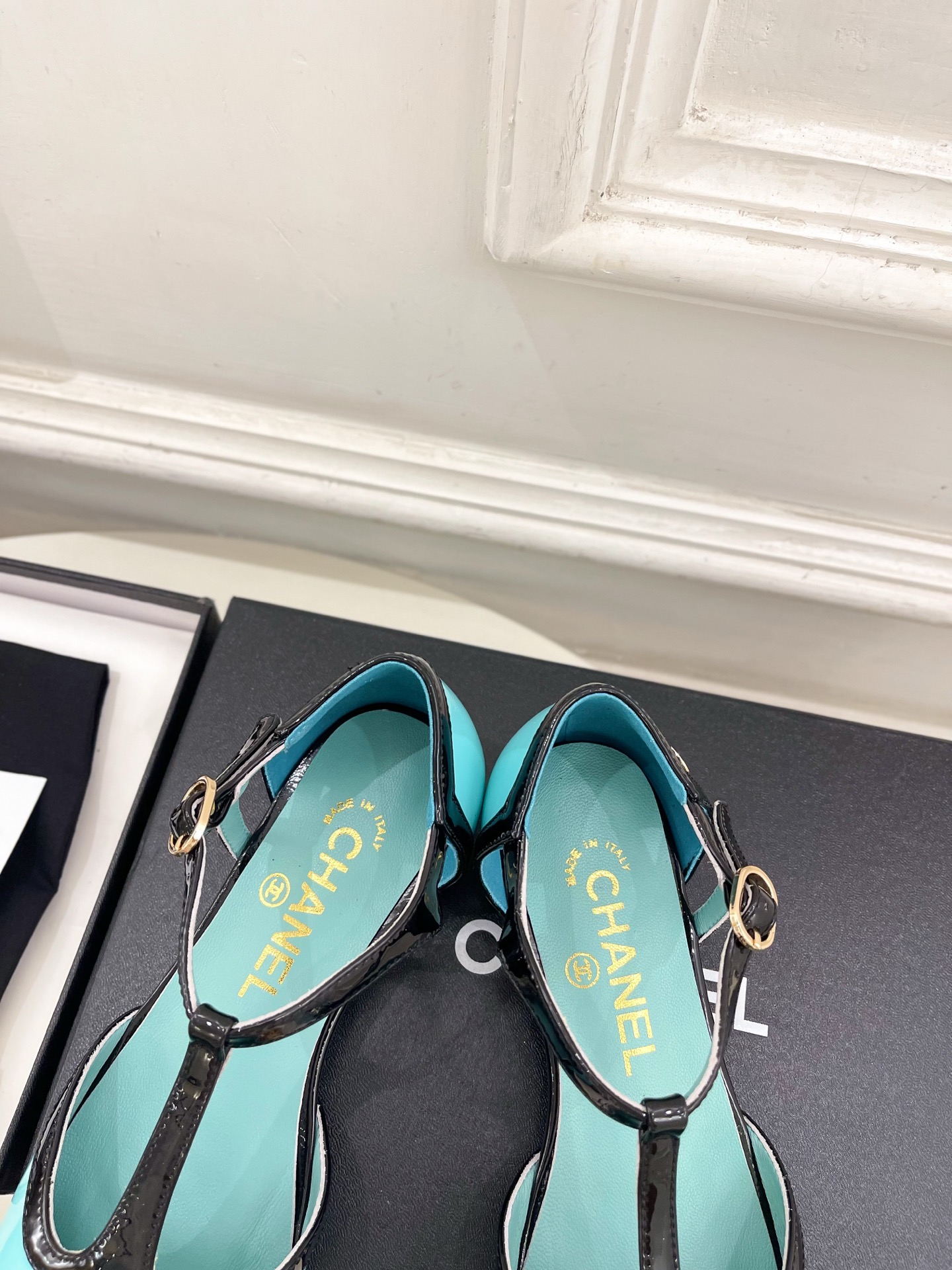 𝐂𝐇𝐀𝐍𝐄𝐋 | 小香 26𝐬𝐬 🦋2026 春夏新品 专柜经典走秀款 小香双C拼色T字带中空平底凉鞋 系列上新 𝐂𝐇𝐀𝐍𝐄𝐋 | 小香 26𝐬𝐬 🦋2026 春夏新品 专柜经典走秀款 小香双C拼色T字带中空平底凉鞋 系列上新