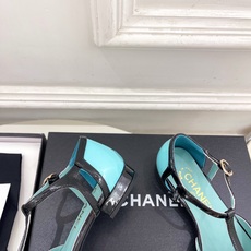𝐂𝐇𝐀𝐍𝐄𝐋 | 小香 26𝐬𝐬 🦋2026 春夏新品 专柜经典走秀款 小香双C拼色T字带中空平底凉鞋 系列上新 𝐂𝐇𝐀𝐍𝐄𝐋 | 小香 26𝐬𝐬 🦋2026 春夏新品 专柜经典走秀款 小香双C拼色T字带中空平底凉鞋 系列上新