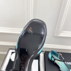 𝐂𝐇𝐀𝐍𝐄𝐋 | 小香 26𝐬𝐬 🦋2026 春夏新品 专柜经典走秀款 小香双C拼色T字带中空平底凉鞋 系列上新 𝐂𝐇𝐀𝐍𝐄𝐋 | 小香 26𝐬𝐬 🦋2026 春夏新品 专柜经典走秀款 小香双C拼色T字带中空平底凉鞋 系列上新