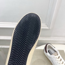 Golden Goose 2026秋冬新品 经典星星做旧情侣款休闲脏脏鞋—————— GGDB作为这两年最受欢迎的设计 Golden Goose 2026秋冬新品 经典星星做旧情侣款休闲脏脏鞋—————— GGDB作为这两年最受欢迎的设计