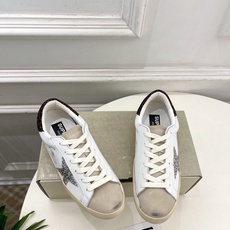 Golden Goose 2026秋冬新品 经典星星做旧情侣款休闲脏脏鞋—————— GGDB作为这两年最受欢迎的设计 Golden Goose 2026秋冬新品 经典星星做旧情侣款休闲脏脏鞋—————— GGDB作为这两年最受欢迎的设计