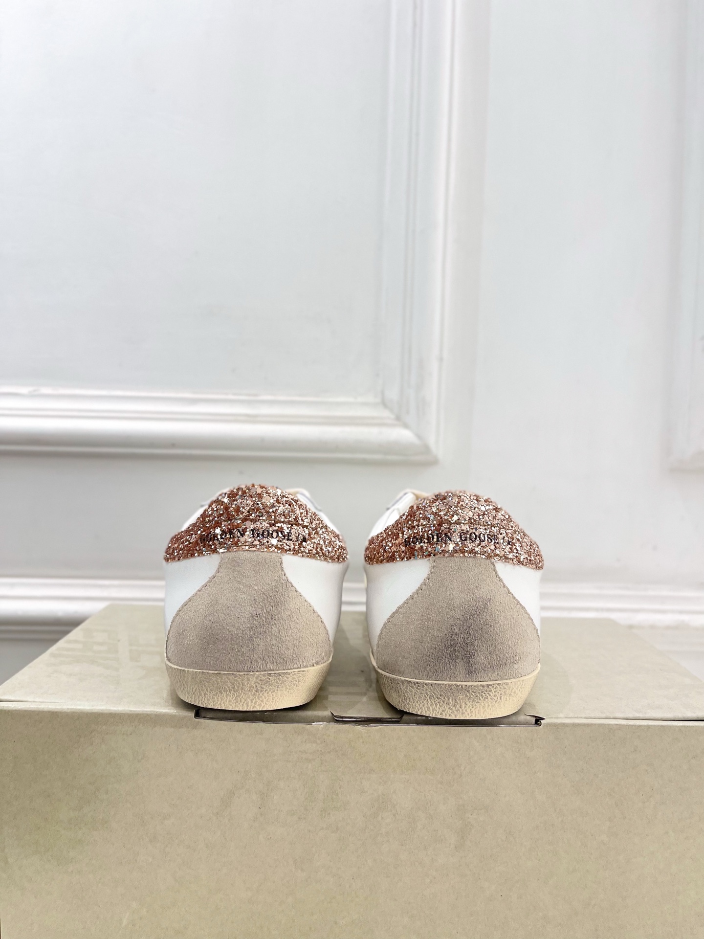 Golden Goose 2026秋冬新品 经典星星做旧情侣款休闲脏脏鞋—————— GGDB作为这两年最受欢迎的设计 Golden Goose 2026秋冬新品 经典星星做旧情侣款休闲脏脏鞋—————— GGDB作为这两年最受欢迎的设计