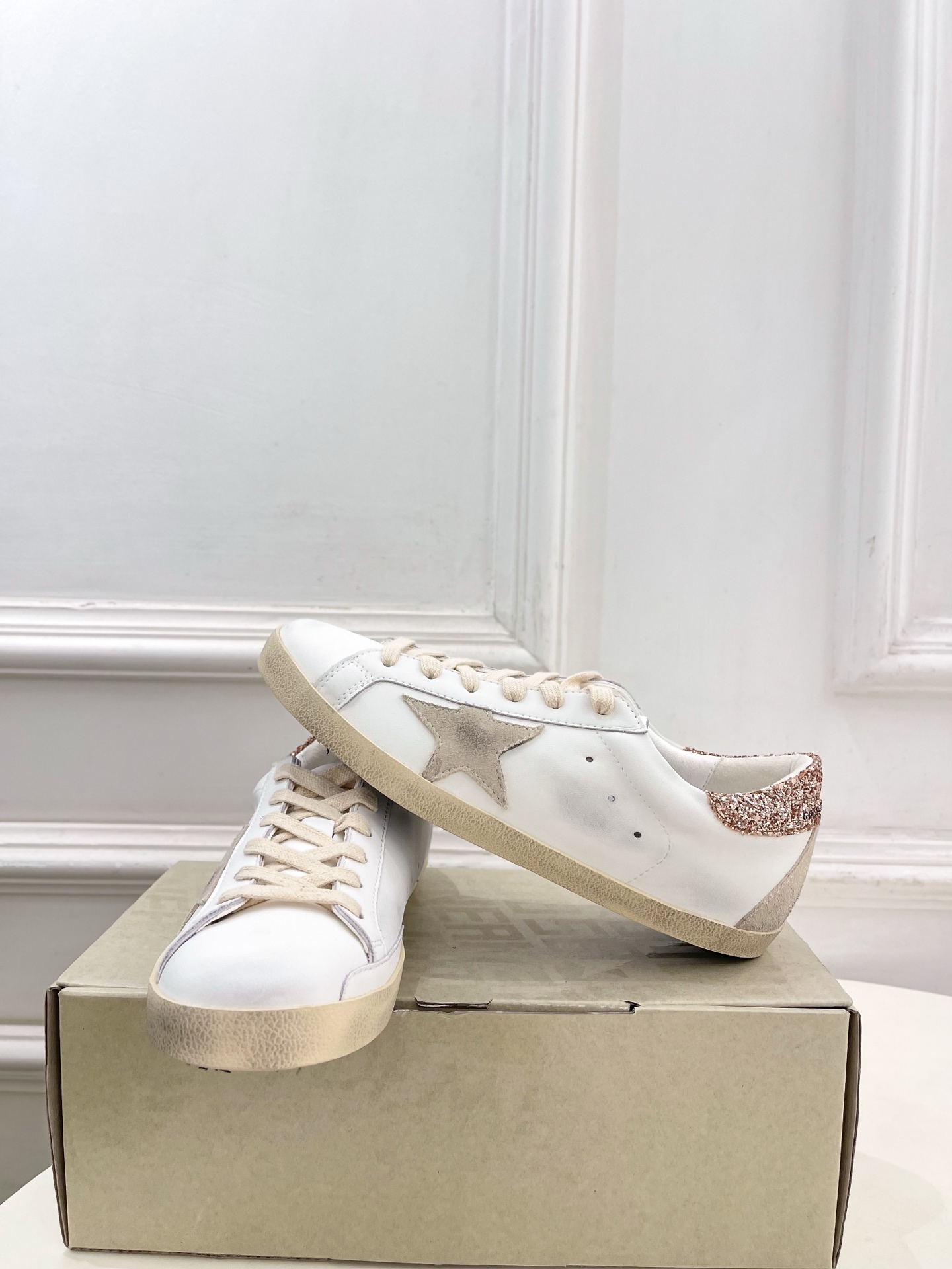 Golden Goose 2026秋冬新品 经典星星做旧情侣款休闲脏脏鞋—————— GGDB作为这两年最受欢迎的设计 Golden Goose 2026秋冬新品 经典星星做旧情侣款休闲脏脏鞋—————— GGDB作为这两年最受欢迎的设计
