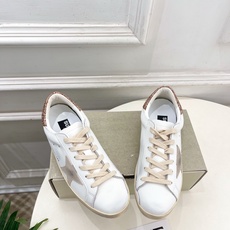 Golden Goose 2026秋冬新品 经典星星做旧情侣款休闲脏脏鞋—————— GGDB作为这两年最受欢迎的设计 Golden Goose 2026秋冬新品 经典星星做旧情侣款休闲脏脏鞋—————— GGDB作为这两年最受欢迎的设计