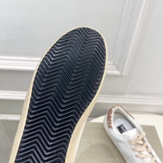 Golden Goose 2026秋冬新品 经典星星做旧情侣款休闲脏脏鞋—————— GGDB作为这两年最受欢迎的设计 Golden Goose 2026秋冬新品 经典星星做旧情侣款休闲脏脏鞋—————— GGDB作为这两年最受欢迎的设计