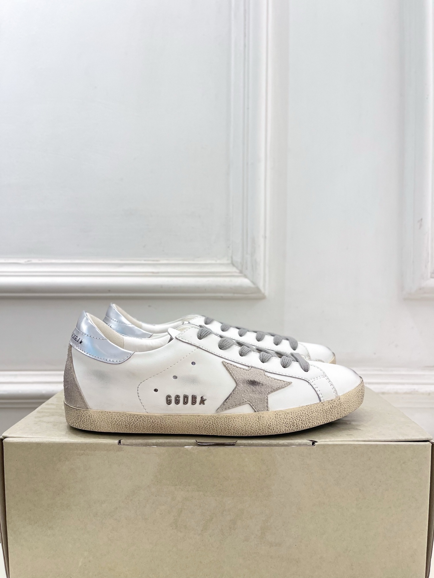 Golden Goose 2026秋冬新品 经典星星做旧情侣款休闲脏脏鞋—————— GGDB作为这两年最受欢迎的设计 Golden Goose 2026秋冬新品 经典星星做旧情侣款休闲脏脏鞋—————— GGDB作为这两年最受欢迎的设计