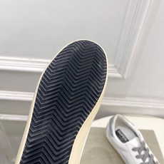 Golden Goose 2026秋冬新品 经典星星做旧情侣款休闲脏脏鞋—————— GGDB作为这两年最受欢迎的设计 Golden Goose 2026秋冬新品 经典星星做旧情侣款休闲脏脏鞋—————— GGDB作为这两年最受欢迎的设计