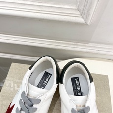 Golden Goose 2026秋冬新品 经典星星做旧情侣款休闲脏脏鞋—————— GGDB作为这两年最受欢迎的设计 Golden Goose 2026秋冬新品 经典星星做旧情侣款休闲脏脏鞋—————— GGDB作为这两年最受欢迎的设计