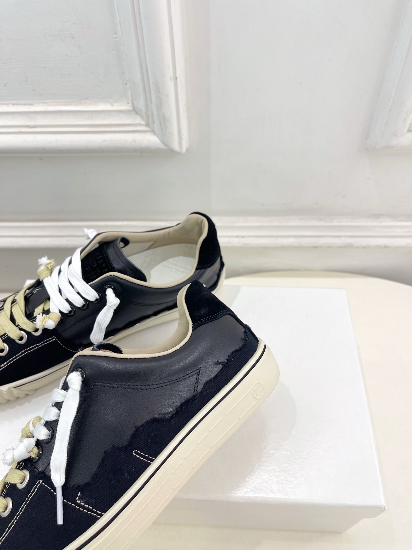 Maison Margiela· 马吉拉26𝐬𝐬 2026春夏新品 MM6马吉拉休闲低帮帆布鞋 绑带德训鞋 ————— Maison Margiela· 马吉拉26𝐬𝐬 2026春夏新品 MM6马吉拉休闲低帮帆布鞋 绑带德训鞋 —————