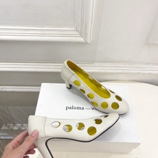 Paloma Wool 2026新品 经典复古圆头镂空洞洞高跟鞋 ————————— 作为这两年最受欢迎的设计师牌,设计 Paloma Wool 2026新品 经典复古圆头镂空洞洞高跟鞋 ————————— 作为这两年最受欢迎的设计师牌,设计