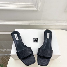Toteme 2026春夏新品 复古极简方头一字带拖鞋 ————————— 作为这两年最受欢迎的设计师牌,设计简单、细节 Toteme 2026春夏新品 复古极简方头一字带拖鞋 ————————— 作为这两年最受欢迎的设计师牌,设计简单、细节