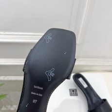 Toteme 2026春夏新品 复古极简方头一字带拖鞋 ————————— 作为这两年最受欢迎的设计师牌,设计简单、细节 Toteme 2026春夏新品 复古极简方头一字带拖鞋 ————————— 作为这两年最受欢迎的设计师牌,设计简单、细节