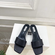 Toteme 2026春夏新品 复古极简方头一字带拖鞋 ————————— 作为这两年最受欢迎的设计师牌,设计简单、细节 Toteme 2026春夏新品 复古极简方头一字带拖鞋 ————————— 作为这两年最受欢迎的设计师牌,设计简单、细节