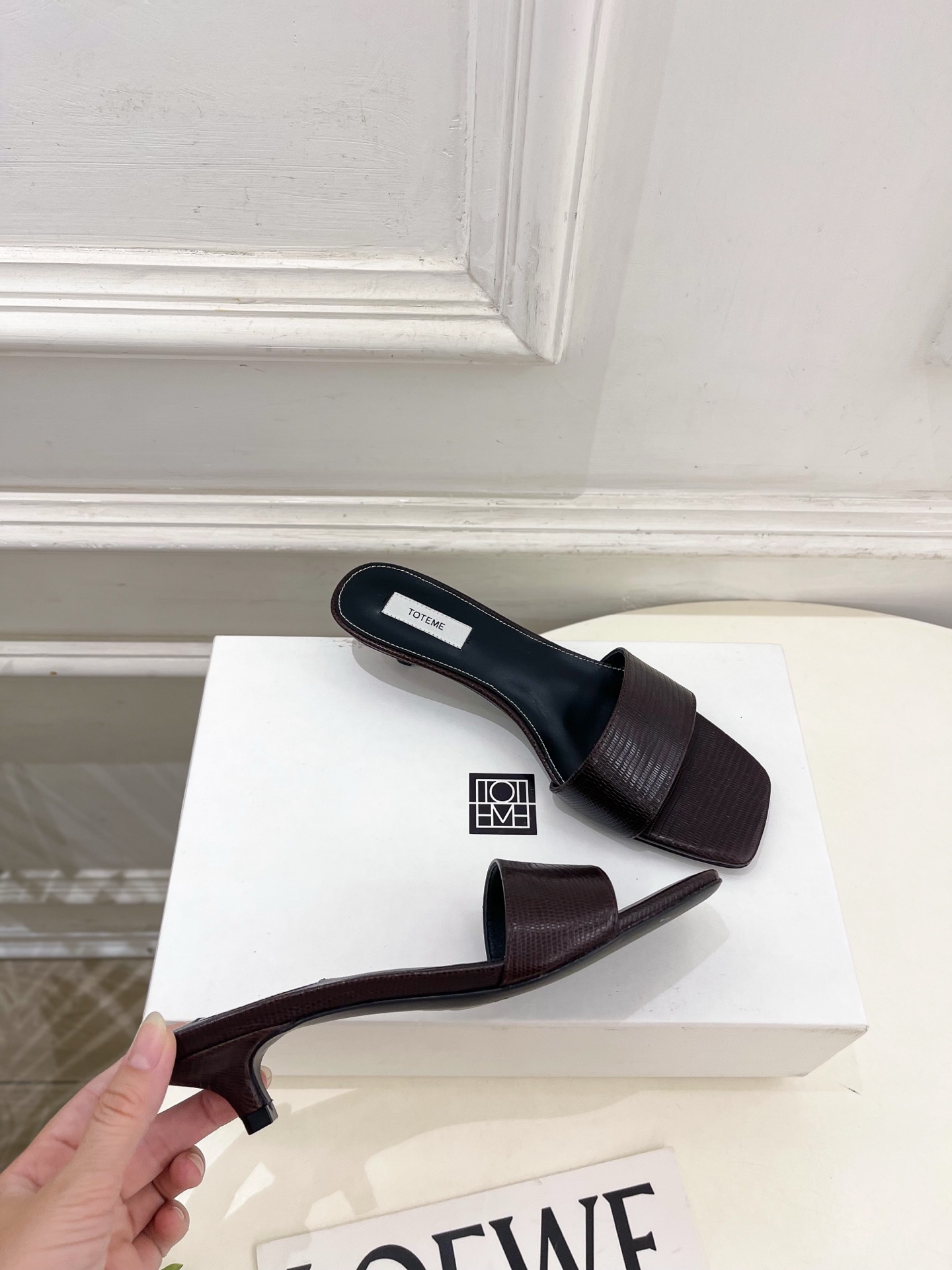 Toteme 2026春夏新品 复古极简方头一字带拖鞋 ————————— 作为这两年最受欢迎的设计师牌,设计简单、细节 Toteme 2026春夏新品 复古极简方头一字带拖鞋 ————————— 作为这两年最受欢迎的设计师牌,设计简单、细节