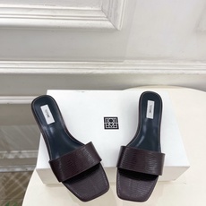 Toteme 2026春夏新品 复古极简方头一字带拖鞋 ————————— 作为这两年最受欢迎的设计师牌,设计简单、细节 Toteme 2026春夏新品 复古极简方头一字带拖鞋 ————————— 作为这两年最受欢迎的设计师牌,设计简单、细节