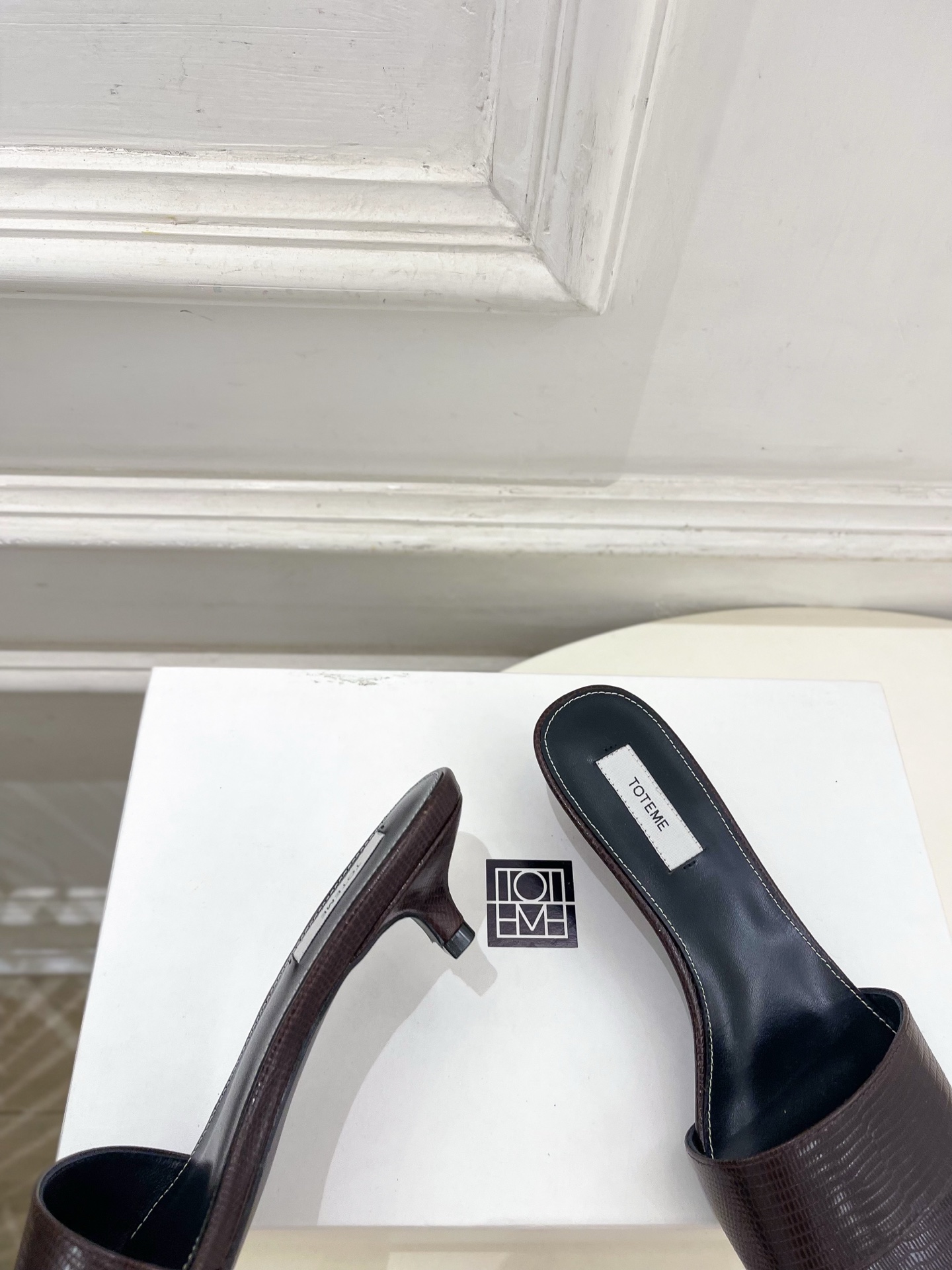 Toteme 2026春夏新品 复古极简方头一字带拖鞋 ————————— 作为这两年最受欢迎的设计师牌,设计简单、细节 Toteme 2026春夏新品 复古极简方头一字带拖鞋 ————————— 作为这两年最受欢迎的设计师牌,设计简单、细节