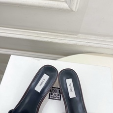 Toteme 2026春夏新品 复古极简方头一字带拖鞋 ————————— 作为这两年最受欢迎的设计师牌,设计简单、细节 Toteme 2026春夏新品 复古极简方头一字带拖鞋 ————————— 作为这两年最受欢迎的设计师牌,设计简单、细节