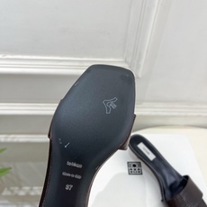 Toteme 2026春夏新品 复古极简方头一字带拖鞋 ————————— 作为这两年最受欢迎的设计师牌,设计简单、细节 Toteme 2026春夏新品 复古极简方头一字带拖鞋 ————————— 作为这两年最受欢迎的设计师牌,设计简单、细节