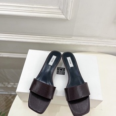 Toteme 2026春夏新品 复古极简方头一字带拖鞋 ————————— 作为这两年最受欢迎的设计师牌,设计简单、细节 Toteme 2026春夏新品 复古极简方头一字带拖鞋 ————————— 作为这两年最受欢迎的设计师牌,设计简单、细节