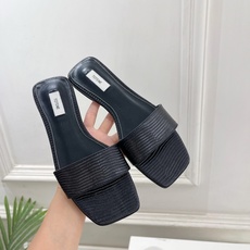 Toteme 2026春夏新品 复古极简方头一字带拖鞋 ————————— 作为这两年最受欢迎的设计师牌,设计简单、细节 Toteme 2026春夏新品 复古极简方头一字带拖鞋 ————————— 作为这两年最受欢迎的设计师牌,设计简单、细节