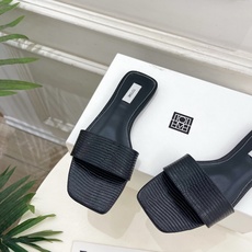 Toteme 2026春夏新品 复古极简方头一字带拖鞋 ————————— 作为这两年最受欢迎的设计师牌,设计简单、细节 Toteme 2026春夏新品 复古极简方头一字带拖鞋 ————————— 作为这两年最受欢迎的设计师牌,设计简单、细节