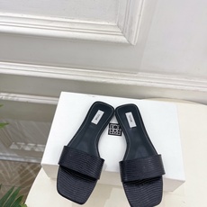 Toteme 2026春夏新品 复古极简方头一字带拖鞋 ————————— 作为这两年最受欢迎的设计师牌,设计简单、细节 Toteme 2026春夏新品 复古极简方头一字带拖鞋 ————————— 作为这两年最受欢迎的设计师牌,设计简单、细节