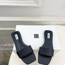 Toteme 2026春夏新品 复古极简方头一字带拖鞋 ————————— 作为这两年最受欢迎的设计师牌,设计简单、细节 Toteme 2026春夏新品 复古极简方头一字带拖鞋 ————————— 作为这两年最受欢迎的设计师牌,设计简单、细节