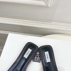 Toteme 2026春夏新品 复古极简方头一字带拖鞋 ————————— 作为这两年最受欢迎的设计师牌,设计简单、细节 Toteme 2026春夏新品 复古极简方头一字带拖鞋 ————————— 作为这两年最受欢迎的设计师牌,设计简单、细节
