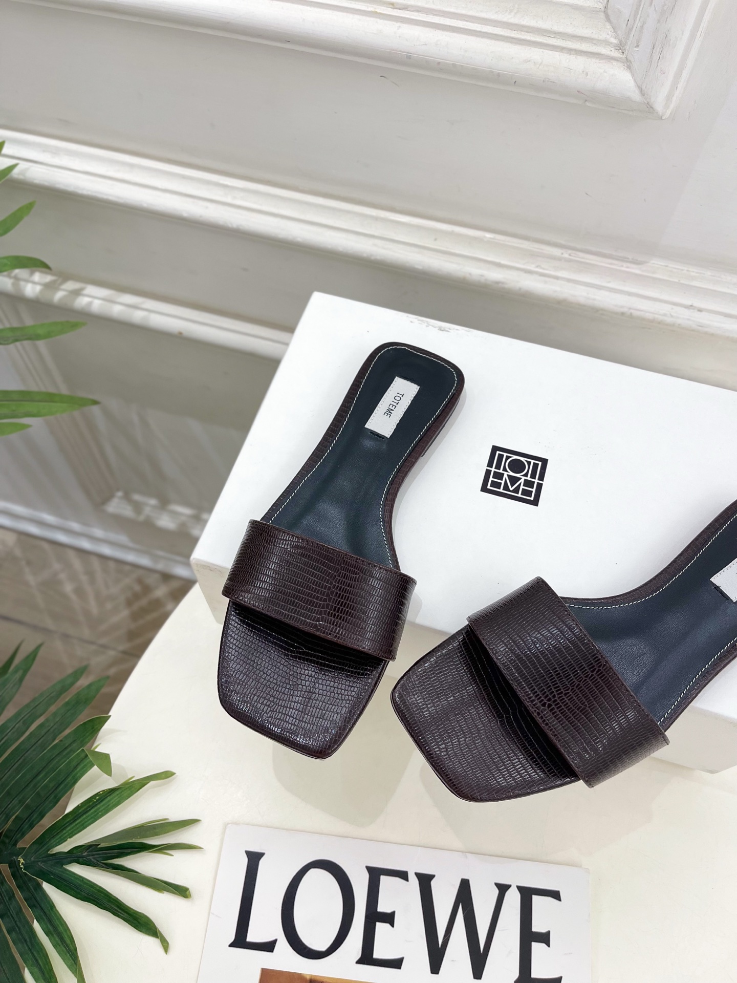Toteme 2026春夏新品 复古极简方头一字带拖鞋 ————————— 作为这两年最受欢迎的设计师牌,设计简单、细节 Toteme 2026春夏新品 复古极简方头一字带拖鞋 ————————— 作为这两年最受欢迎的设计师牌,设计简单、细节