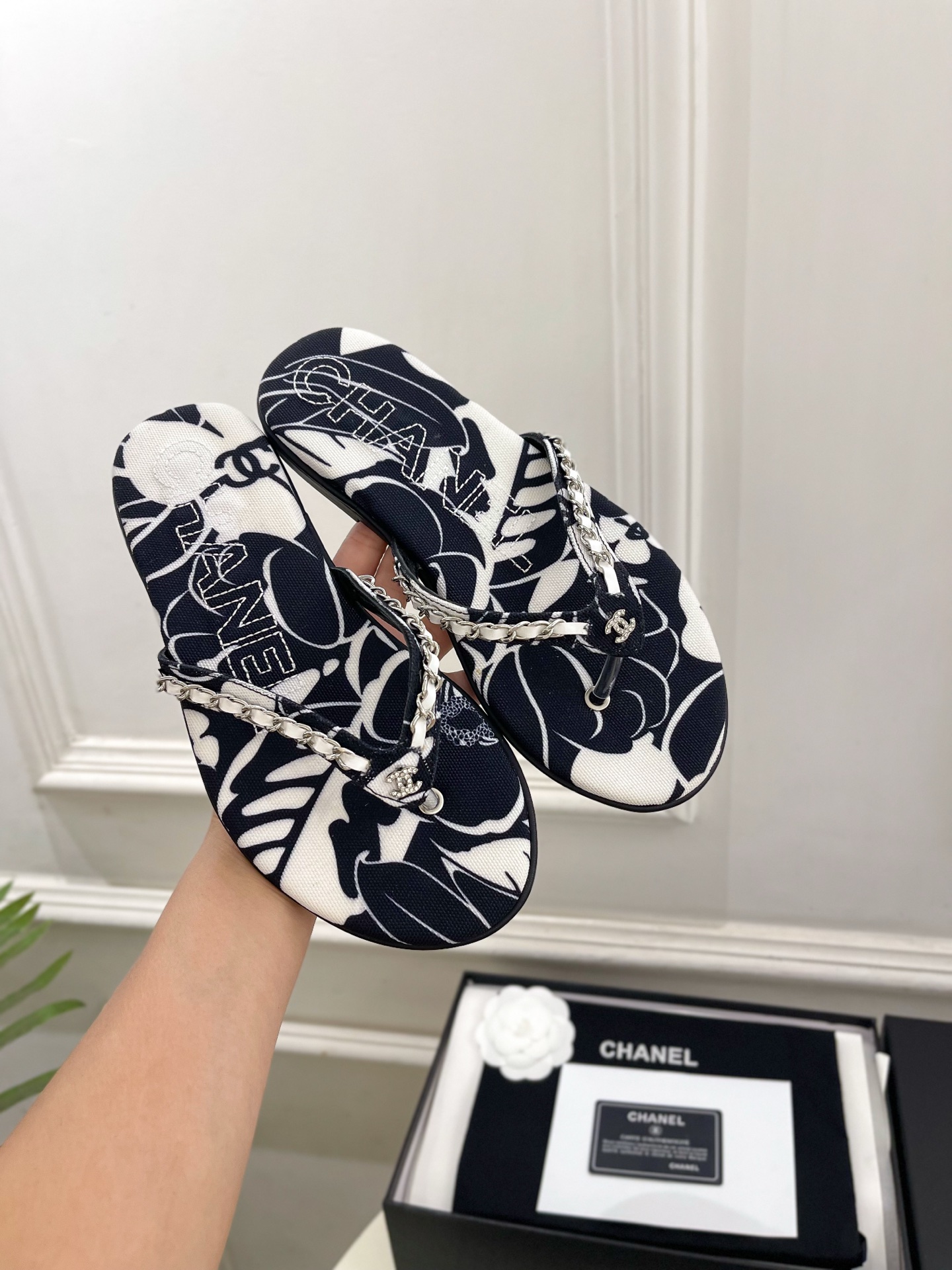 𝐂𝐇𝐀𝐍𝐄𝐋 | 小香 26𝐬𝐬 🦋2026 春夏新品 专柜经典走秀款 小香双C链条印花夹脚人字拖鞋 系列上新〰 𝐂𝐇𝐀𝐍𝐄𝐋 | 小香 26𝐬𝐬 🦋2026 春夏新品 专柜经典走秀款 小香双C链条印花夹脚人字拖鞋 系列上新〰