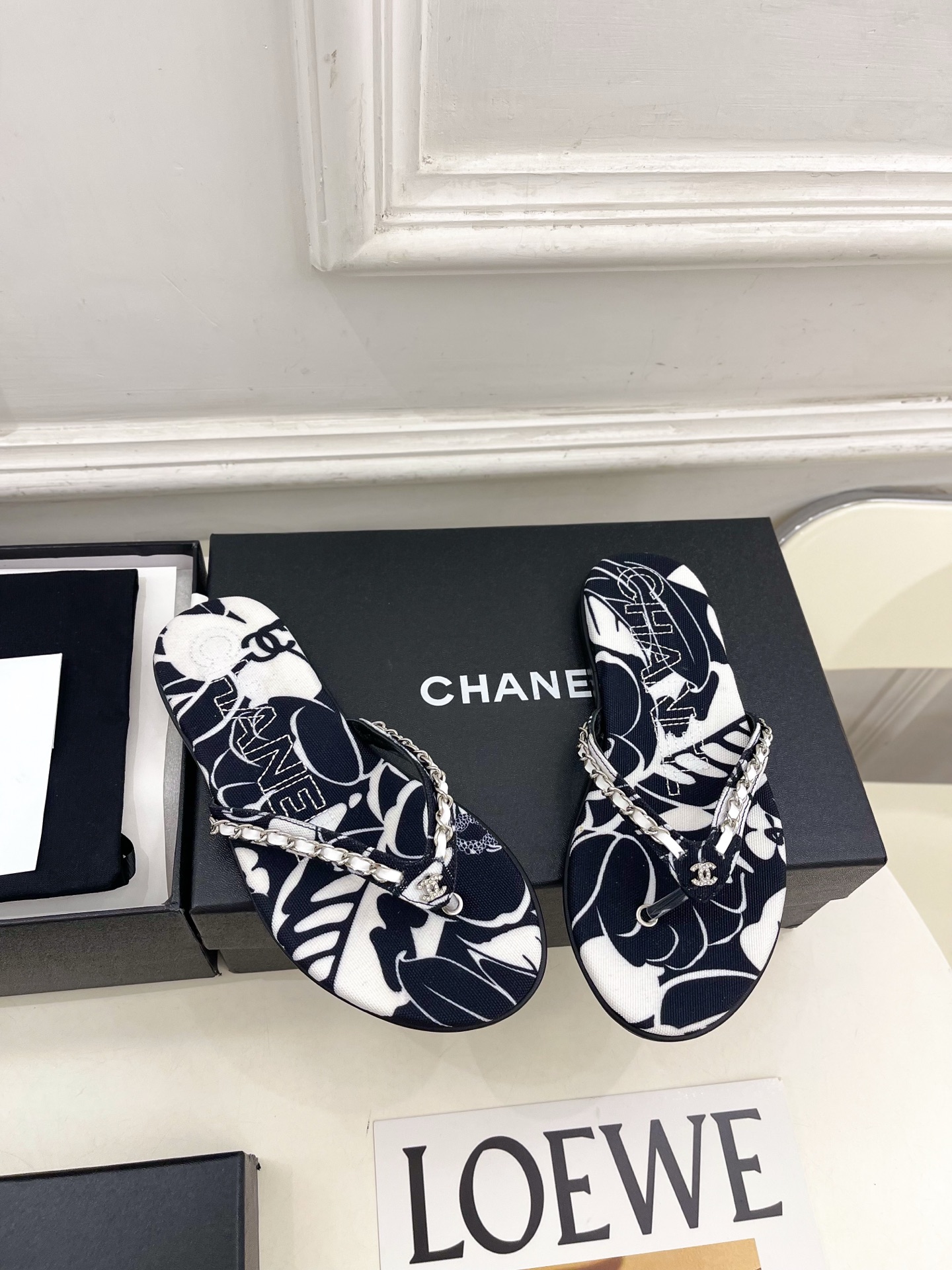 𝐂𝐇𝐀𝐍𝐄𝐋 | 小香 26𝐬𝐬 🦋2026 春夏新品 专柜经典走秀款 小香双C链条印花夹脚人字拖鞋 系列上新〰 𝐂𝐇𝐀𝐍𝐄𝐋 | 小香 26𝐬𝐬 🦋2026 春夏新品 专柜经典走秀款 小香双C链条印花夹脚人字拖鞋 系列上新〰
