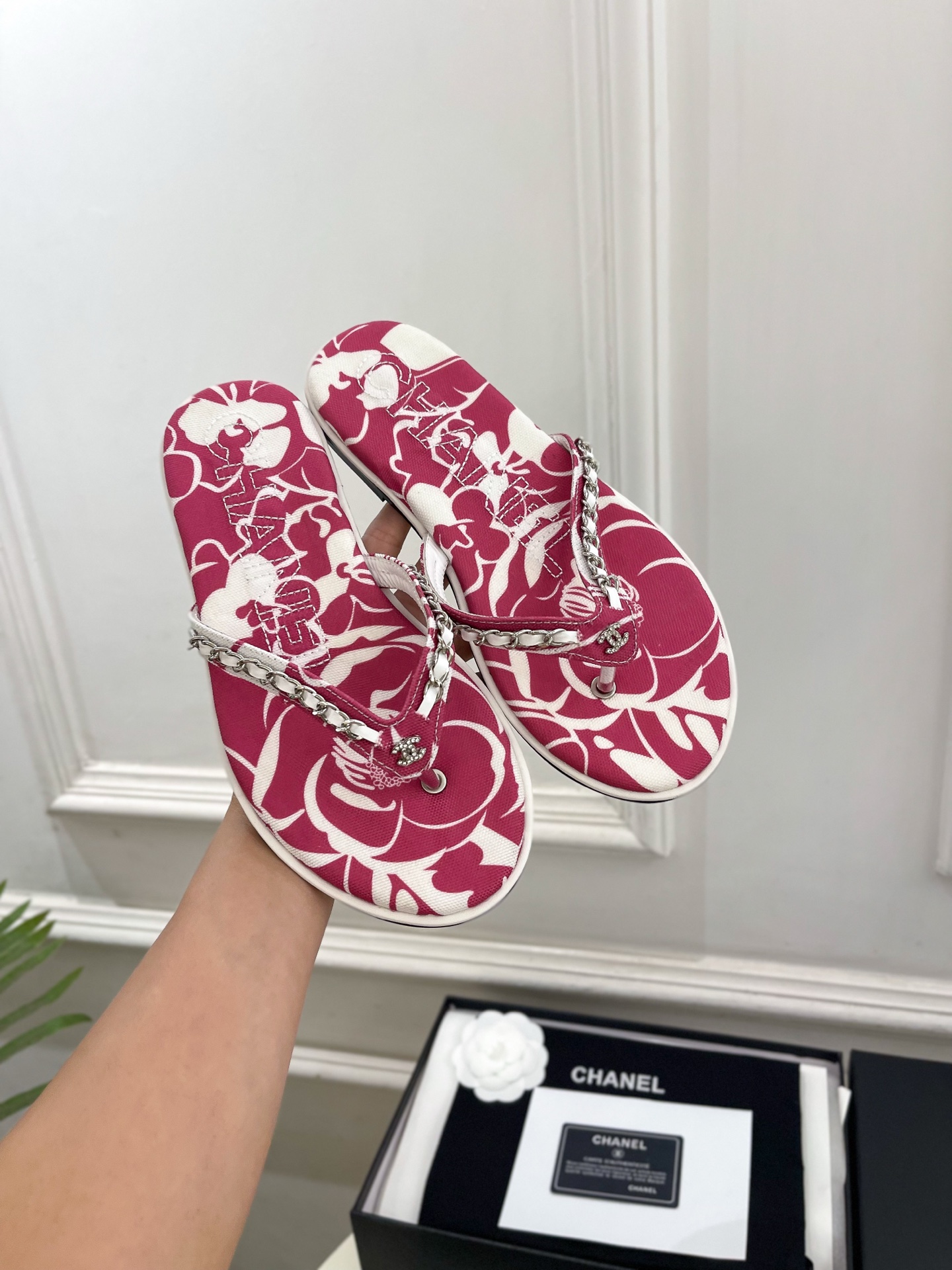 𝐂𝐇𝐀𝐍𝐄𝐋 | 小香 26𝐬𝐬 🦋2026 春夏新品 专柜经典走秀款 小香双C链条印花夹脚人字拖鞋 系列上新〰 𝐂𝐇𝐀𝐍𝐄𝐋 | 小香 26𝐬𝐬 🦋2026 春夏新品 专柜经典走秀款 小香双C链条印花夹脚人字拖鞋 系列上新〰