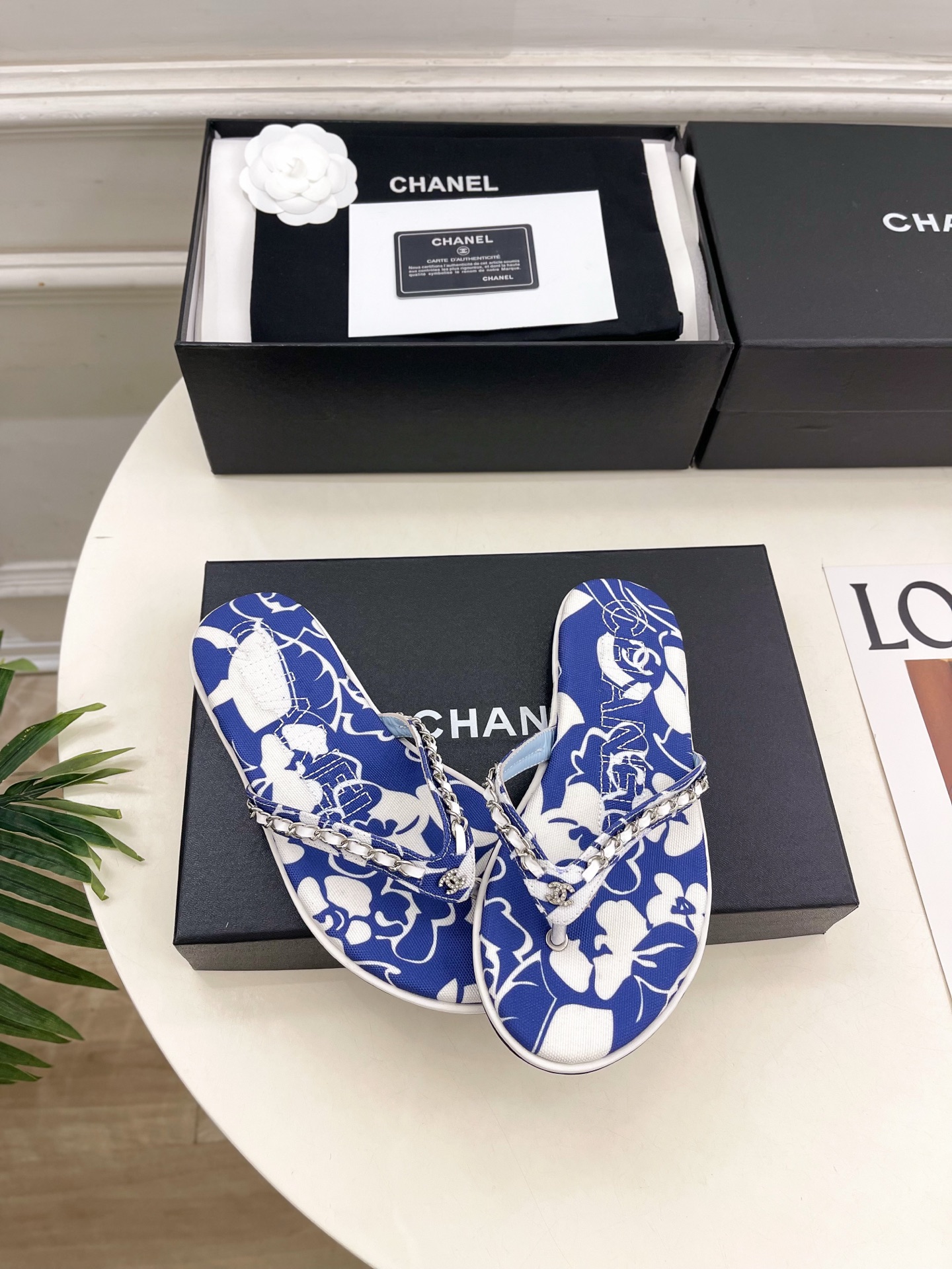 𝐂𝐇𝐀𝐍𝐄𝐋 | 小香 26𝐬𝐬 🦋2026 春夏新品 专柜经典走秀款 小香双C链条印花夹脚人字拖鞋 系列上新〰 𝐂𝐇𝐀𝐍𝐄𝐋 | 小香 26𝐬𝐬 🦋2026 春夏新品 专柜经典走秀款 小香双C链条印花夹脚人字拖鞋 系列上新〰